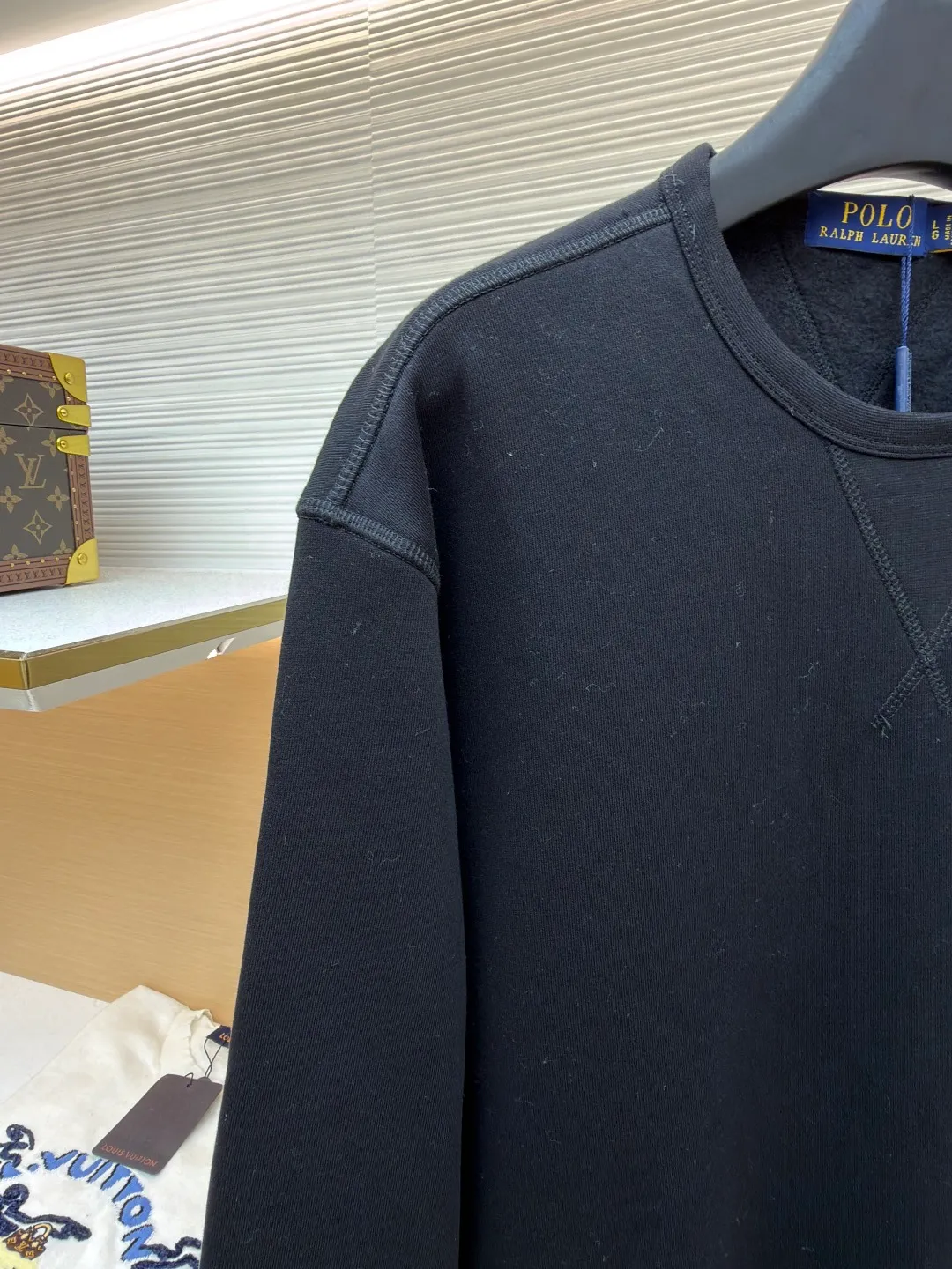 Ralph Lauren logo embroidered sweatshirt ●Original version: Purchased and developed at 1690 ●Item No.: 1681540-A15 ●Fabric: Cloud-like honey cotton fleece sweatshirt fabric ●Technology: Made by Hasuo ●Color: Black ●Version: Fitted version ●Weight: about 430 grams ●Size: S-M-L-XL ●Description: Customized cloud-like honey cotton fleece sweatshirt material, delicate touch, comfortable and skin-friendly, based on matte gray Comes with a layer of soft light filter. Exquisite indigo pony logo is embellished. It is highly recognizable. It has a breath of freedom and vitality. A symphony of pure and smart colors. It outlines a high-end outline with extreme simplicity. It becomes the smart focus of the vision. Shows taste in silence and adopts imported machine embroidery technology. Uses advanced computer control system and precision mechanical components to realize the iconic pony embroidery operation. High precision. The lines are smooth and delicate, using the Hasuo process. Sewing on a specific machine. The high fastness of Haha thread adds visual effects. It is time-consuming and labor-intensive, and the fabrics are washed. It has a better hand feel and texture. It is not easy to deform, shrink or fade. It maintains long-term beauty. The overall wiring is straight and delicate, the fabric is comfortable and soft, and the color is consistent without color difference. It can be matched with the same style to create a fashionable look and control various occasions. Customized accessories, complete with three standards, same style for men and women!